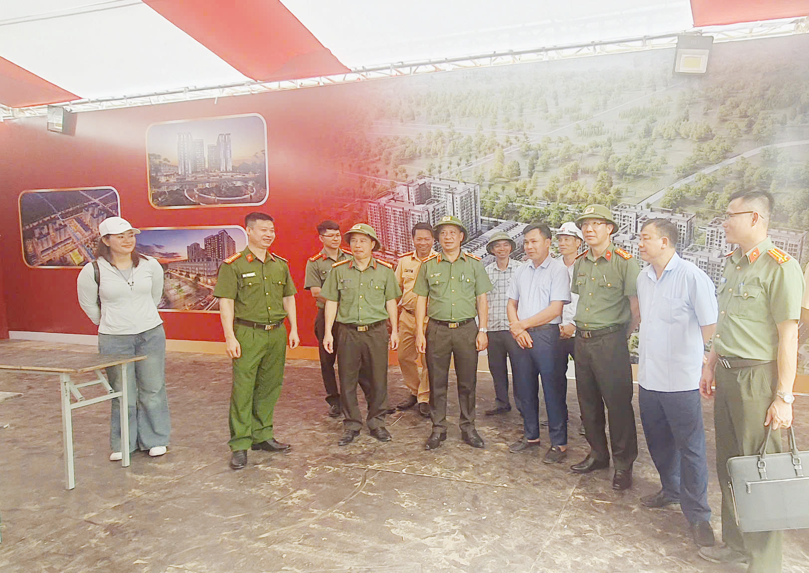 Thiếu tướng Trần Xuân Ánh kiểm tra công tác bảo đảm Lễ khởi công dự án Nhà ở cho lực lượng Công an nhân dân tại xã Tân Hưng
