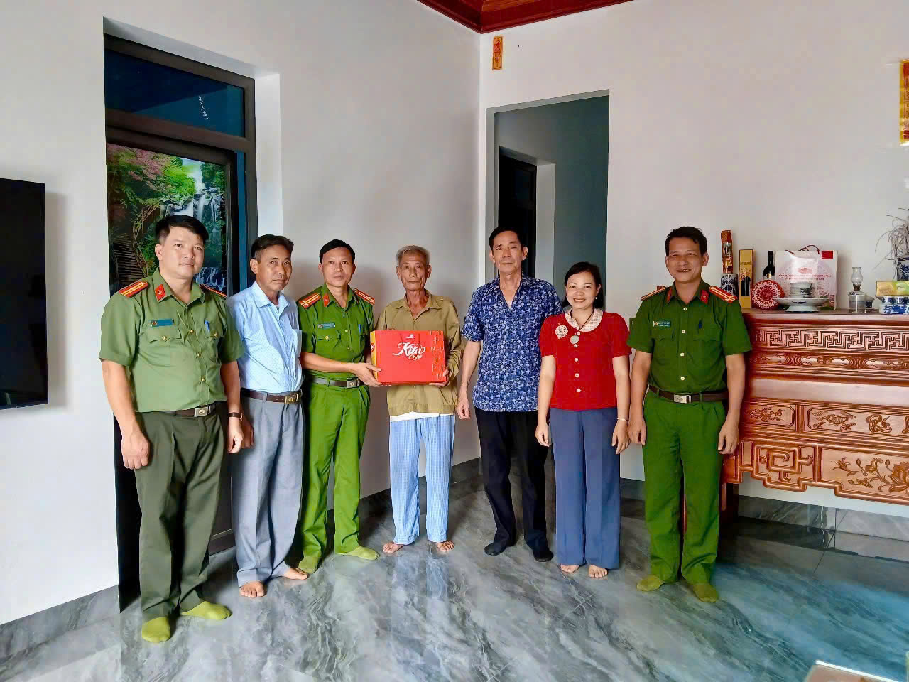 Công an xã Phạm Ngũ Lão phối hợp tham gia nhiều hoạt động ý nghĩa tri ân nhân kỷ niệm 79 năm Ngày Thương binh - Liệt sĩ (27/7/1947 - 27/7/2026)