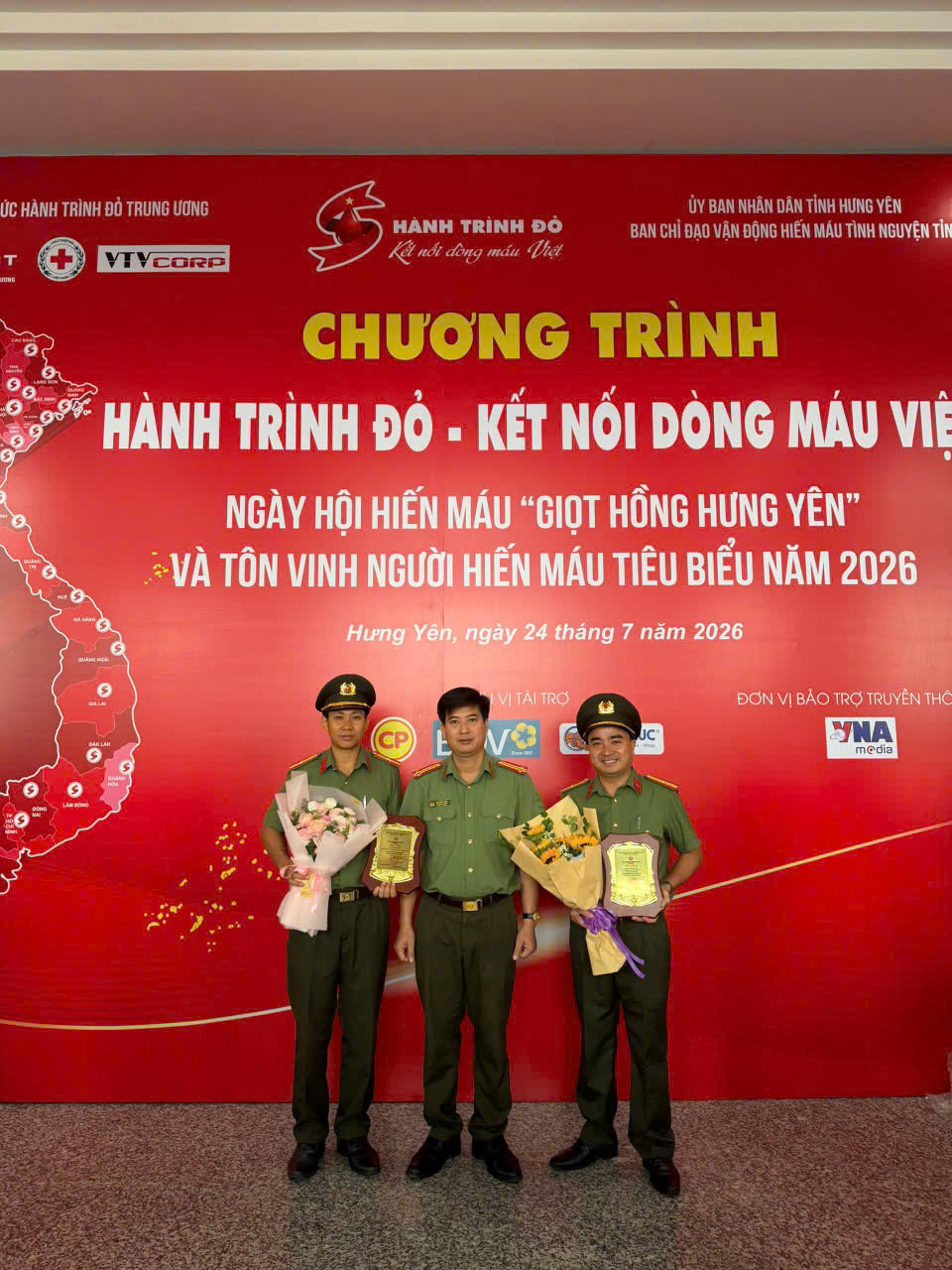 Công an tỉnh có 02 cá nhân được tuyên dương tại chương trình Hành trình Đỏ tỉnh Hưng Yên năm 2026
