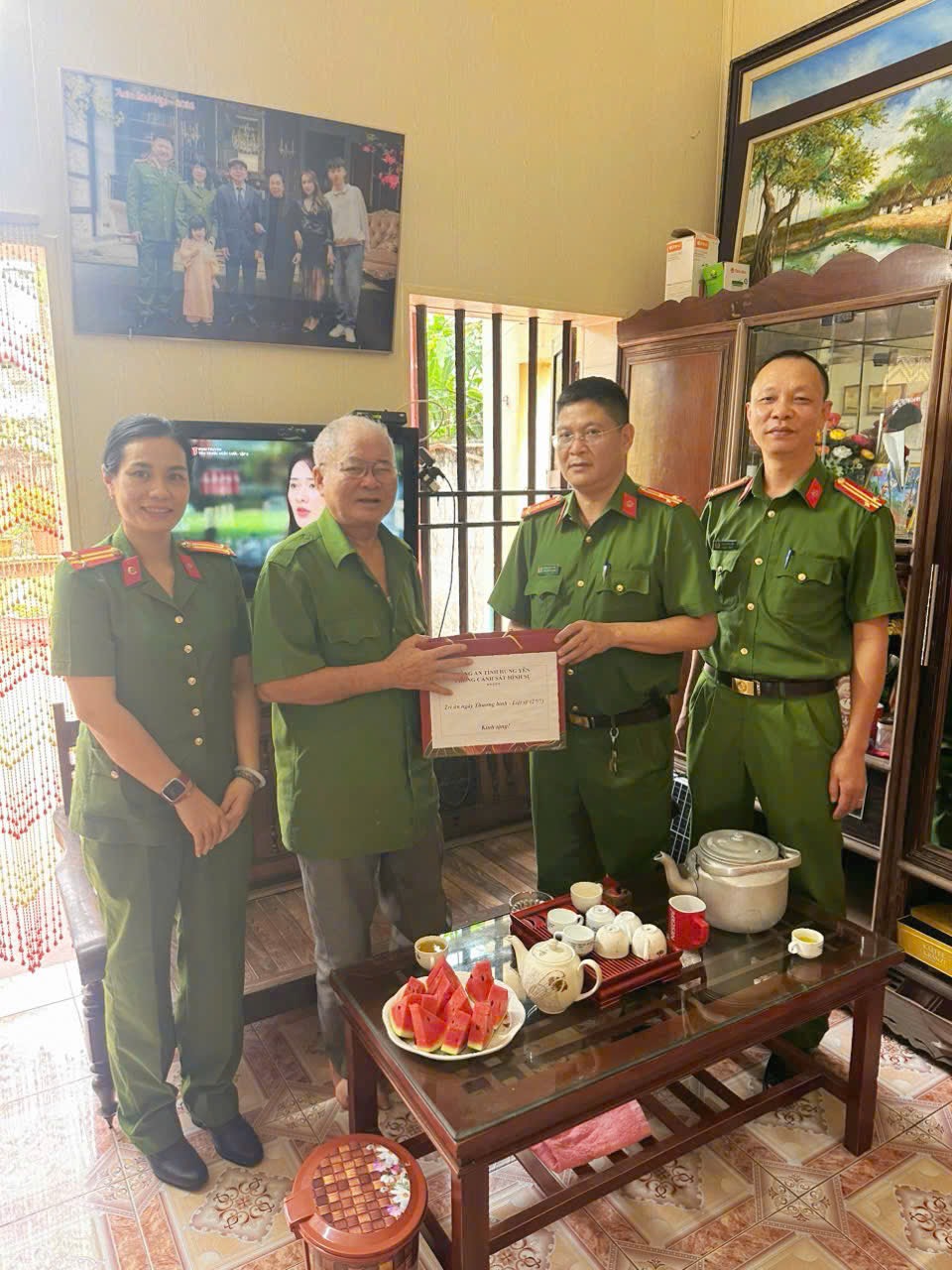 Phòng Cảnh sát hình sự Công an tỉnh Hưng Yên thăm hỏi, tặng quà cán bộ, chiến sĩ và thân nhân cán bộ, chiến sĩ là thương binh nhân kỷ niệm 79 năm Ngày Thương binh - Liệt sĩ (27/7/1947 - 27/7/2026)
