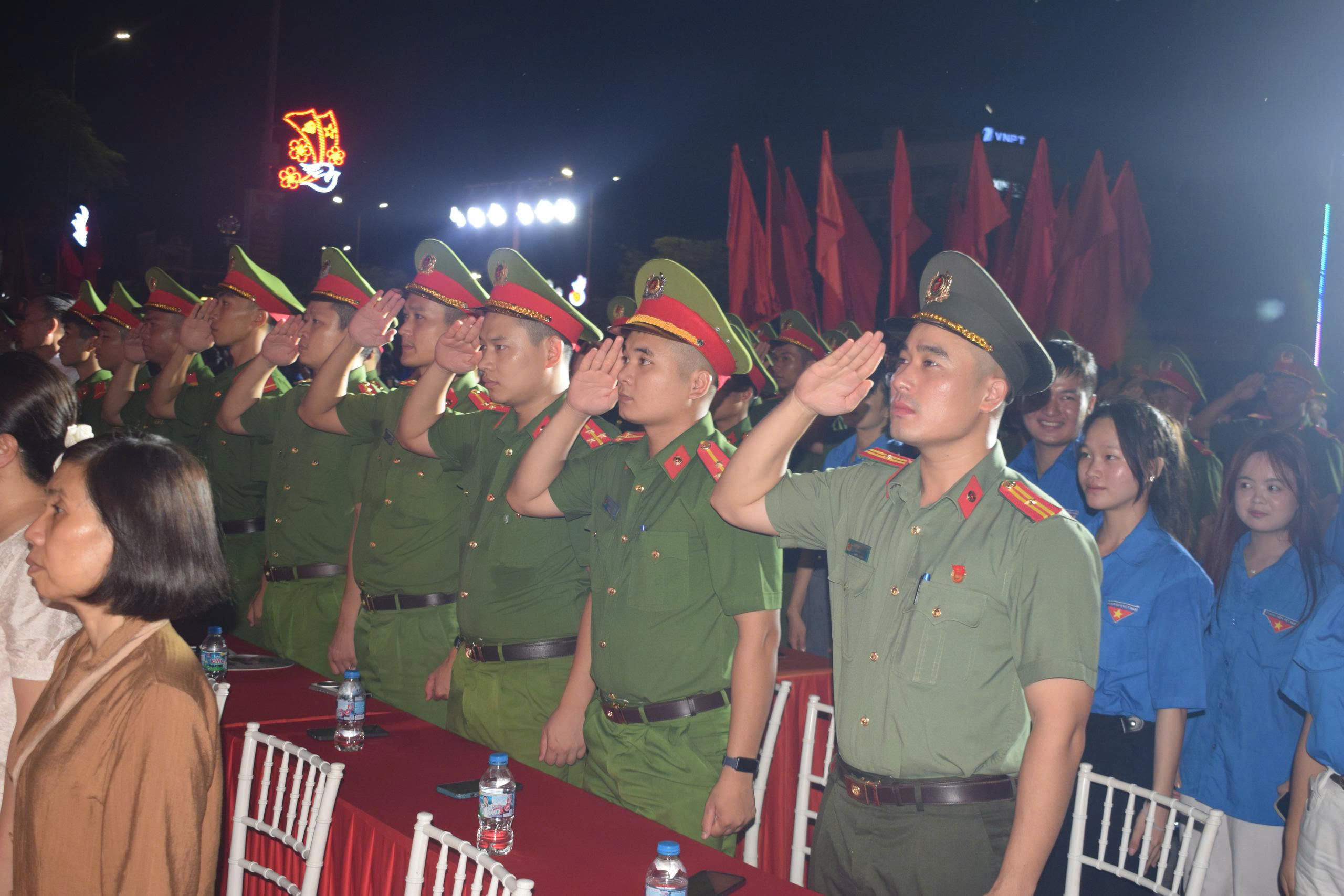 Tuổi trẻ Công an tỉnh tham gia Lễ thắp nến tri ân các anh hùng liệt sĩ
