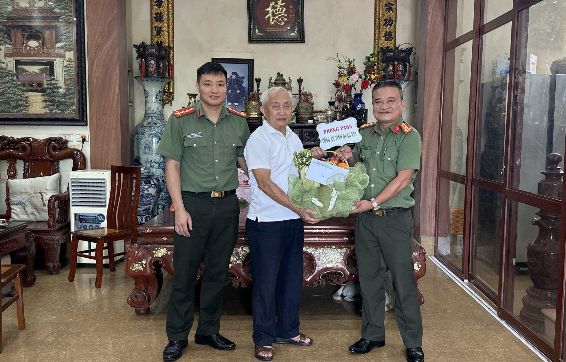 Phòng An ninh mạng và phòng, chống tội phạm sử dụng công nghệ cao Công an tỉnh Hưng Yên thăm hỏi, tặng quà thân nhân cán bộ chiến sĩ là thương binh, liệt sĩ nhân ngày 27/7