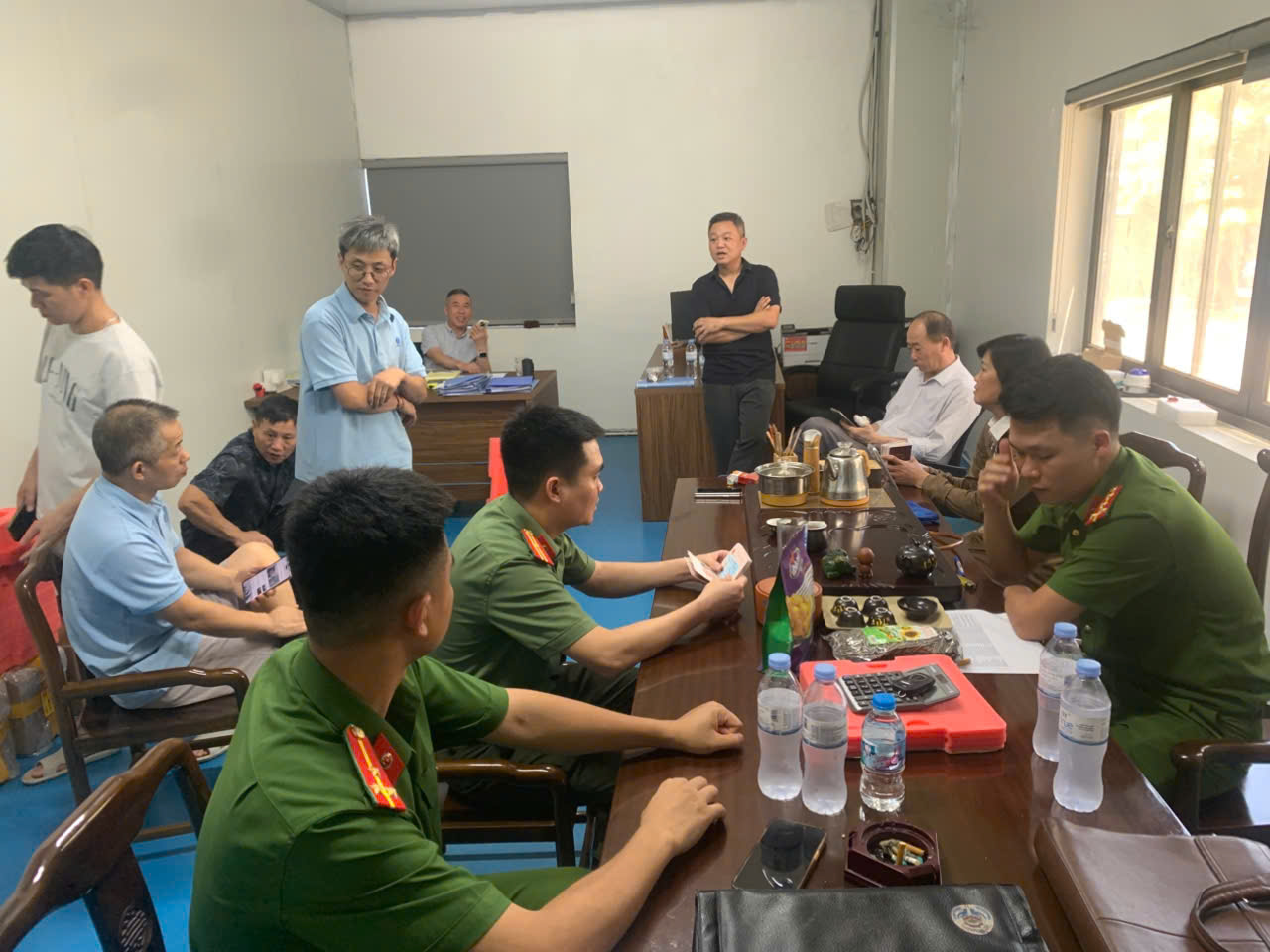 Công an xã Hoàn Long tăng cường tuyên truyền, siết chặt quản lý cư trú tại các doanh nghiệp và các cơ sở cho thuê lưu trú trên địa bàn nhằm bảo đảm an ninh trật tự từ cơ sở