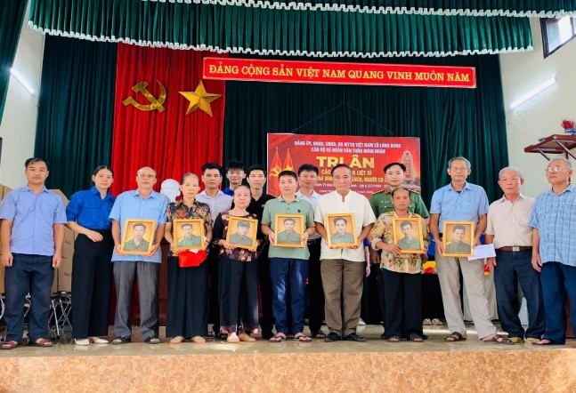 CHI ĐOÀN CÔNG AN XÃ LONG HƯNG THAM GIA TRAO TẶNG ẢNH PHỤC CHẾ CHO THÂN NHÂN LIỆT SĨ TRÊN ĐỊA BÀN XÃ LONG HƯNG