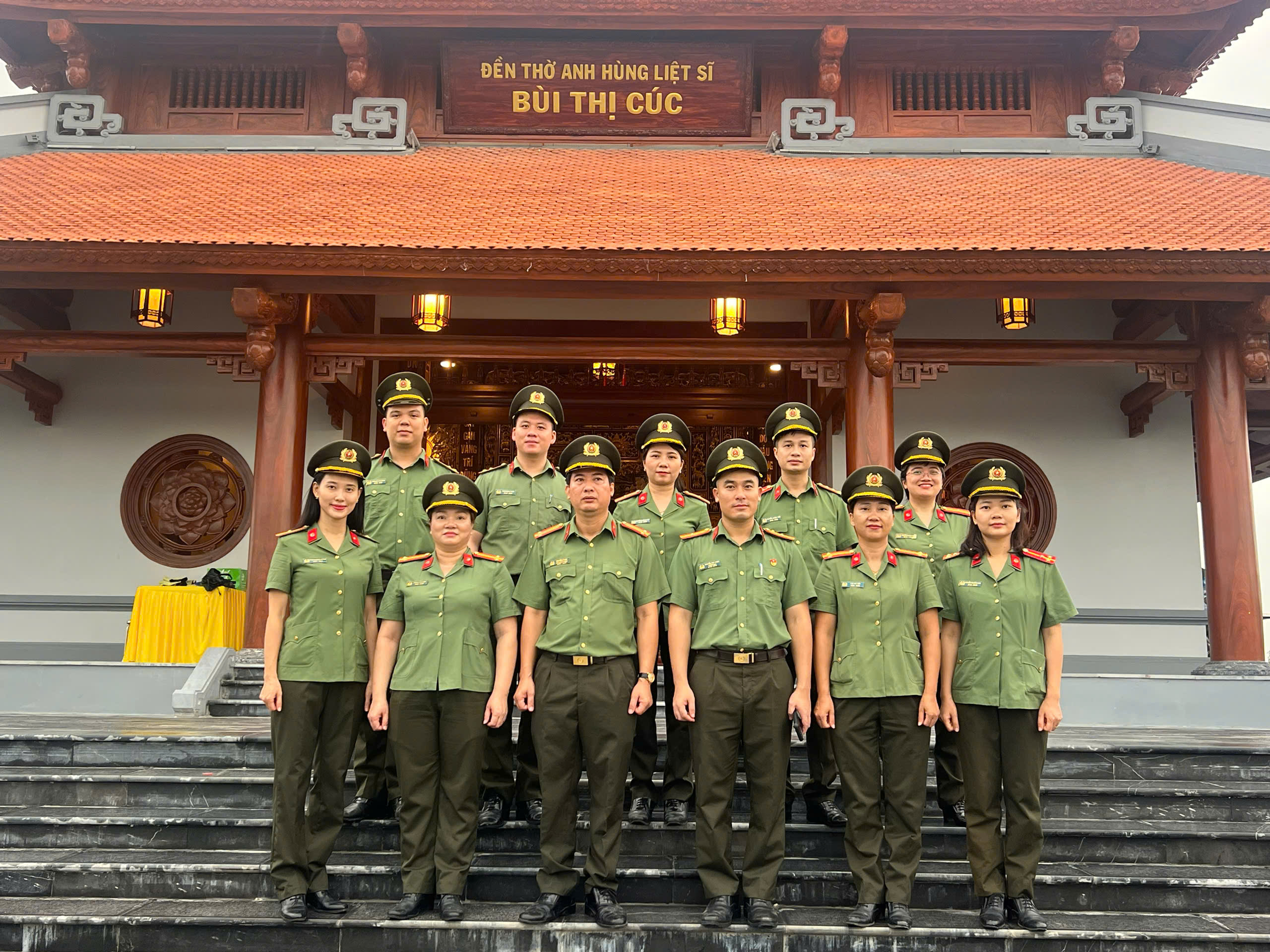 Đoàn Thanh niên, Hội Phụ nữ Phòng Công tác chính trị - Cơ quan UBKT Đảng ủy Công an tỉnh dâng hương tại Khu lưu niệm Anh hùng liệt sĩ CAND Bùi Thị Cúc nhân kỷ niệm 79 năm Ngày Thương binh - Liệt sĩ (27/7/1947 - 27/7/2026)