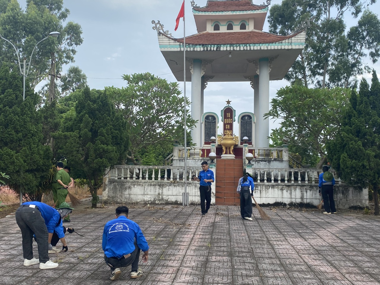 Công an xã Vạn Xuân phối hợp, tổ chức hoạt động tri ân các Anh hùng liệt sĩ