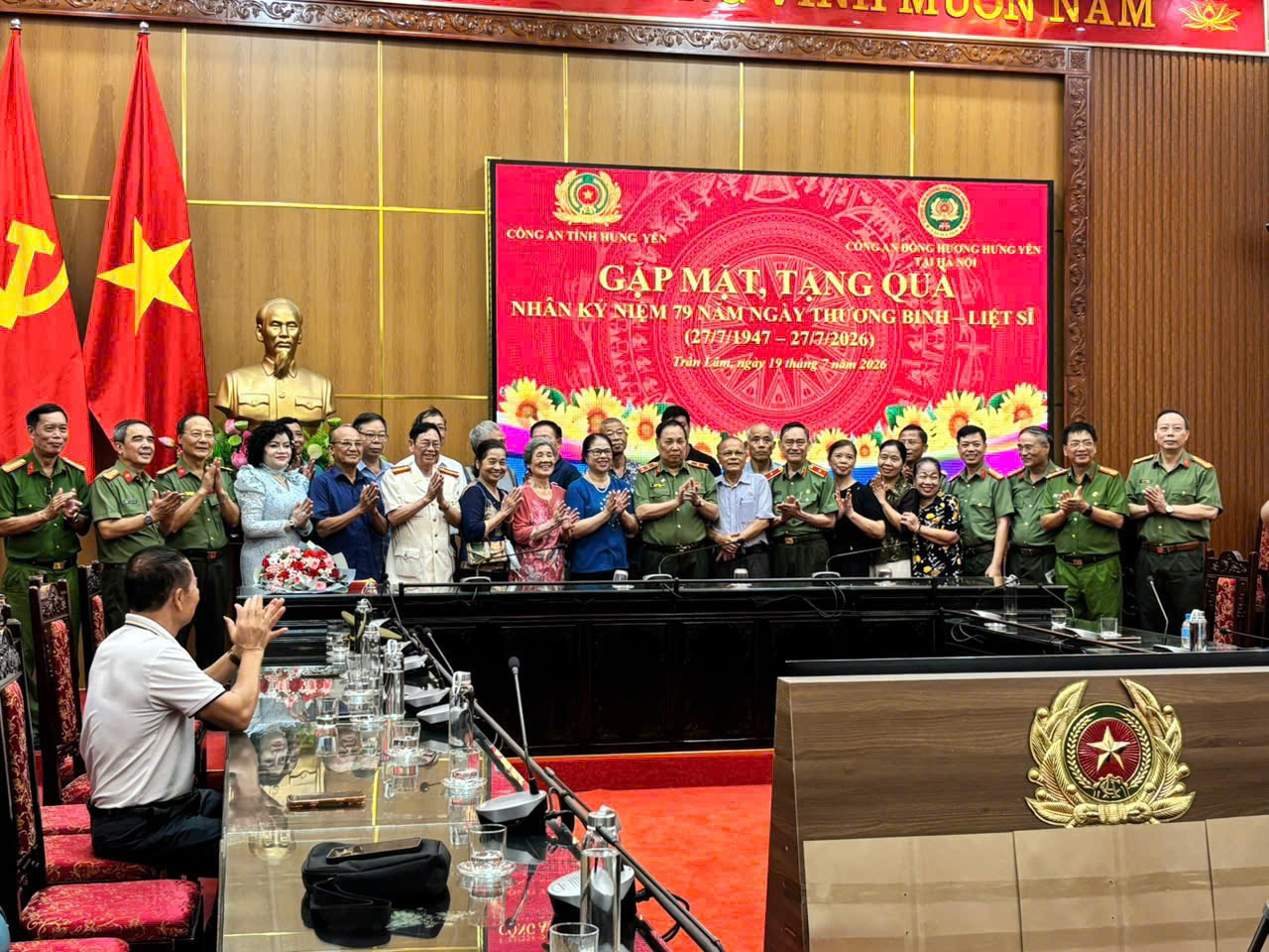 Công an phường Trần Lãm thăm, tặng quà các gia đình chính sách nhân kỷ niệm 79 năm Ngày Thương binh - Liệt sĩ