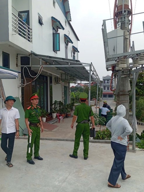 Công an xã Quang Hưng tham mưu UBND xã tổ chức giải tỏa hành lang an toàn giao thông trên địa bàn xã
