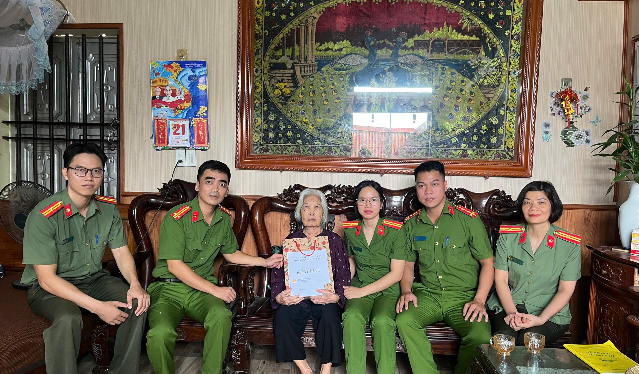Chi Đoàn thanh niên, Chi Hội phụ nữ Công an xã Bình Nguyên: Thăm và tặng quà các gia đình chính sách, người có công nhân kỷ niệm 79 năm Ngày Thương binh - Liệt sĩ (27/7/1947 – 27/7/2026).