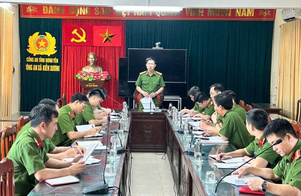 Đồng chí Đại tá Cao Minh Tuấn, Phó Giám đốc - Thủ trưởng Cơ quan CSĐT Công an tỉnh kiểm tra công tác Quý I/2026 tại Công an xã Kiến Xương