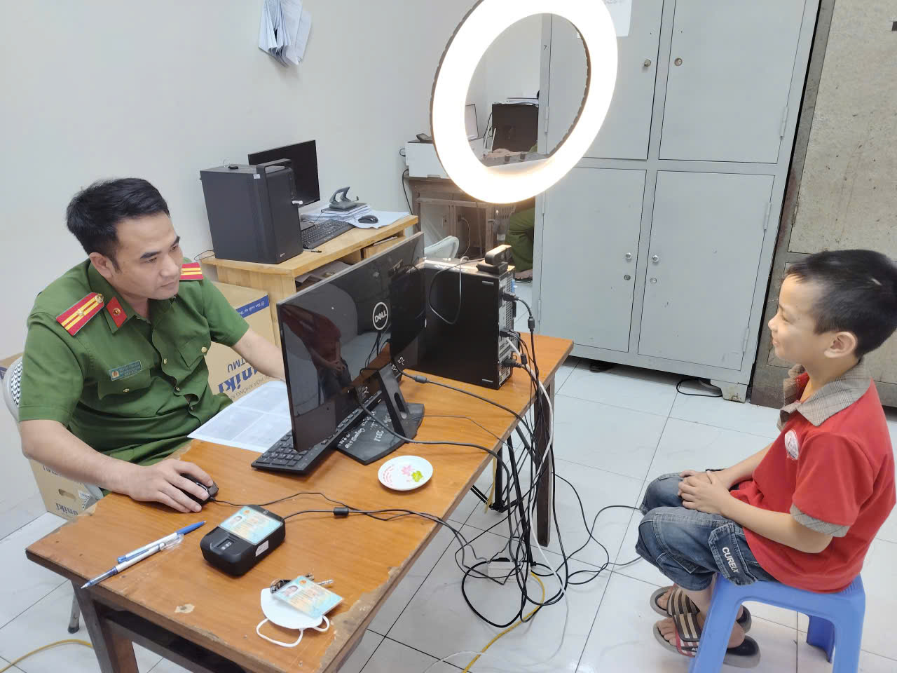 Công an xã Đoàn Đào tích cực cấp tài khoản định danh mức độ 2 cho công dân từ 6 đến dưới 14 tuổi