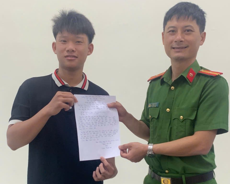 Thanh niên xã Nam Cường hăng hái viết đơn tình nguyện tham gia nghĩa vụ Công an nhân dân