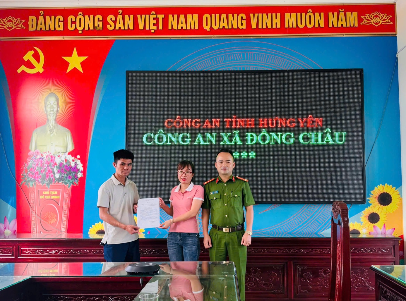 Công an xã Đồng Châu giúp đỡ, hỗ trợ người dân nhận lại tiền chuyển khoản nhầm