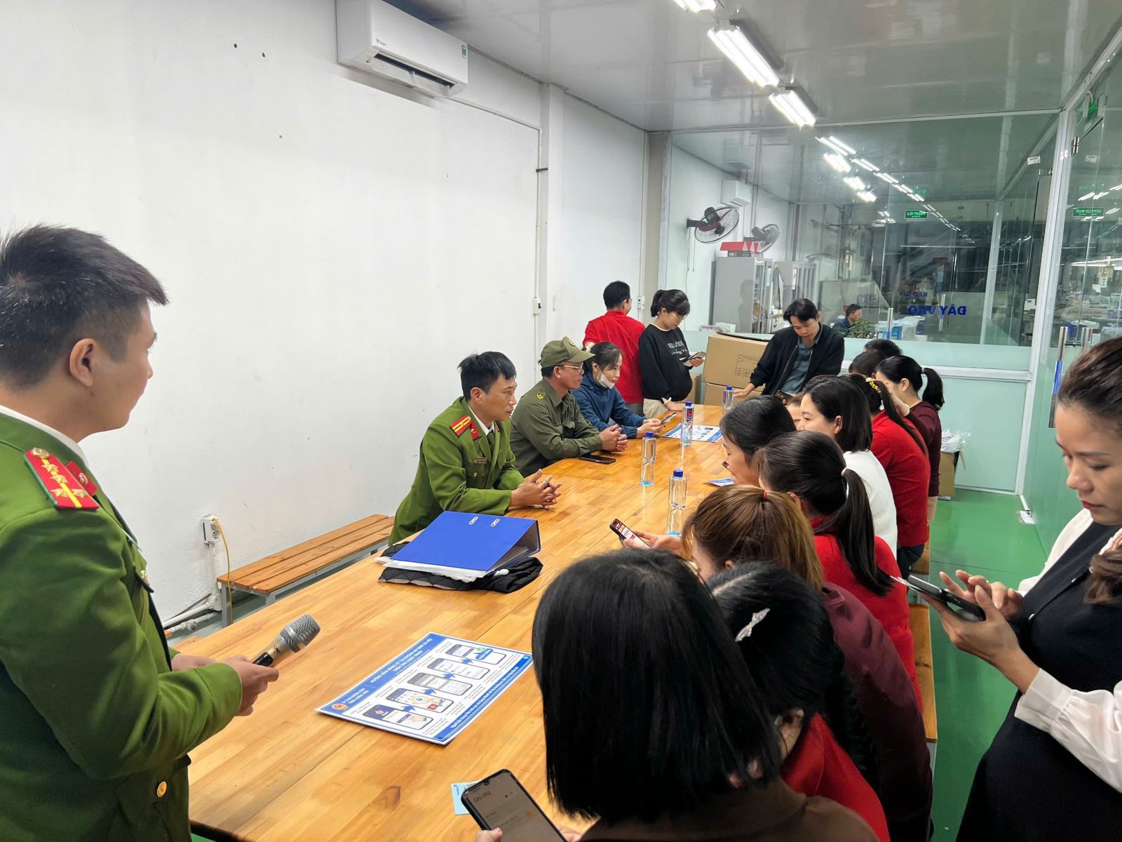 CÔNG AN XÃ BẮC ĐÔNG HƯNG ĐẨY MẠNH HƯỚNG DẪN, HỖ TRỢ CÔNG DÂN TÍCH HỢP TÀI KHOẢN AN SINH XÃ HỘI TRÊN ỨNG DỤNG VNEID