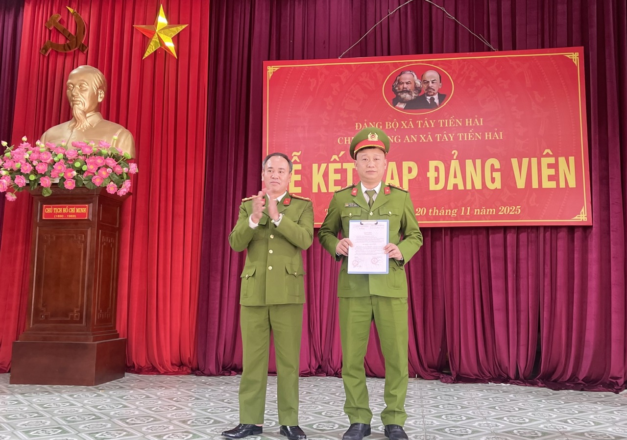 Chi bộ Công an xã Tây Tiền Hải tổ chức lễ kết nạp đảng viên
