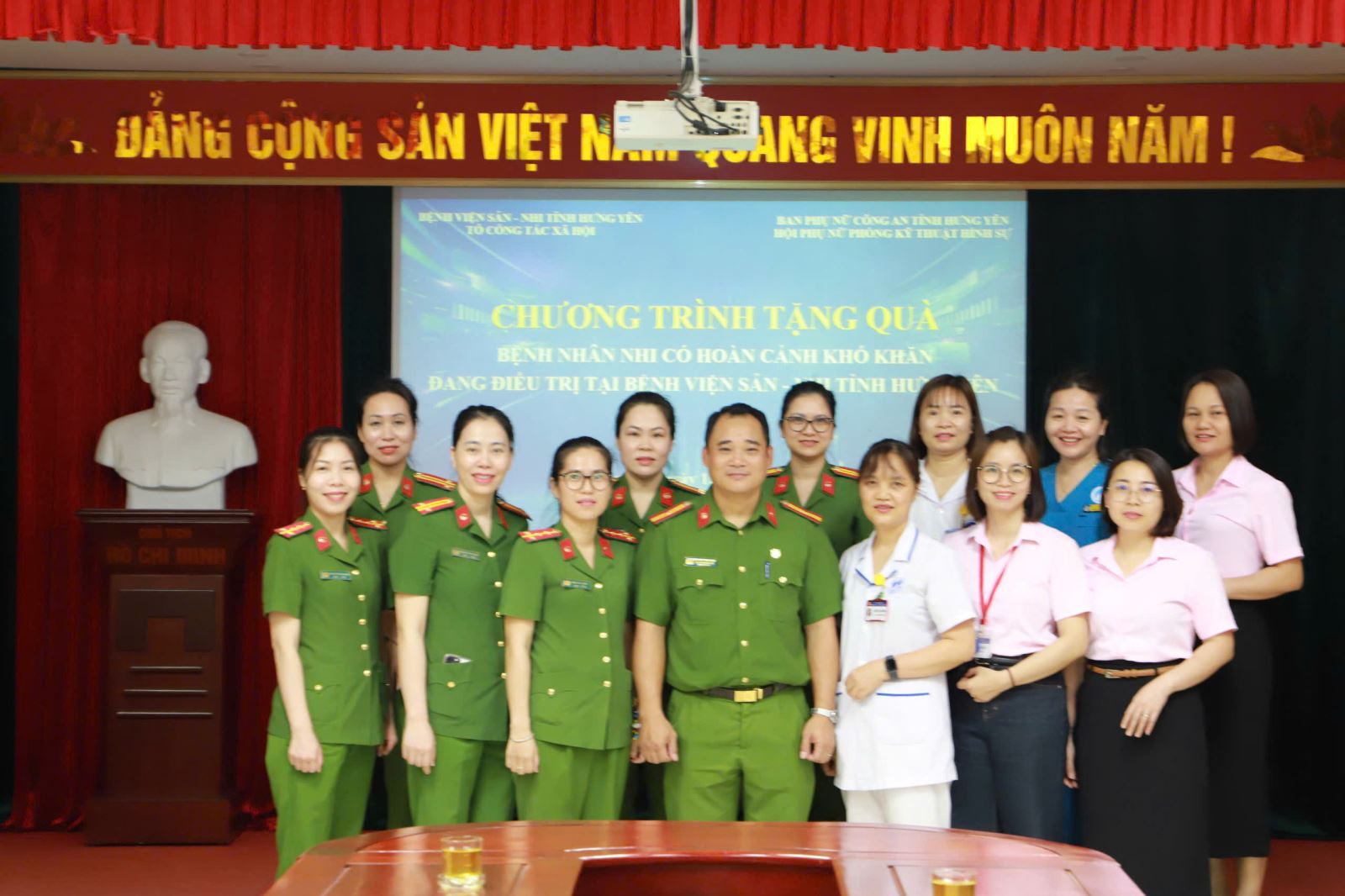 Hội phụ nữ Phòng Kỹ thuật hình sự tổ chức trao quà cho bệnh nhi có hoàn cảnh khó khăn tại Bệnh viện Sản Nhi
