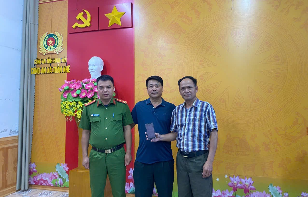 Công an xã Thần Khê hỗ trợ, giúp đỡ người dân trả lại hơn bốn trăm triệu đồng chuyển nhầm tài khoản