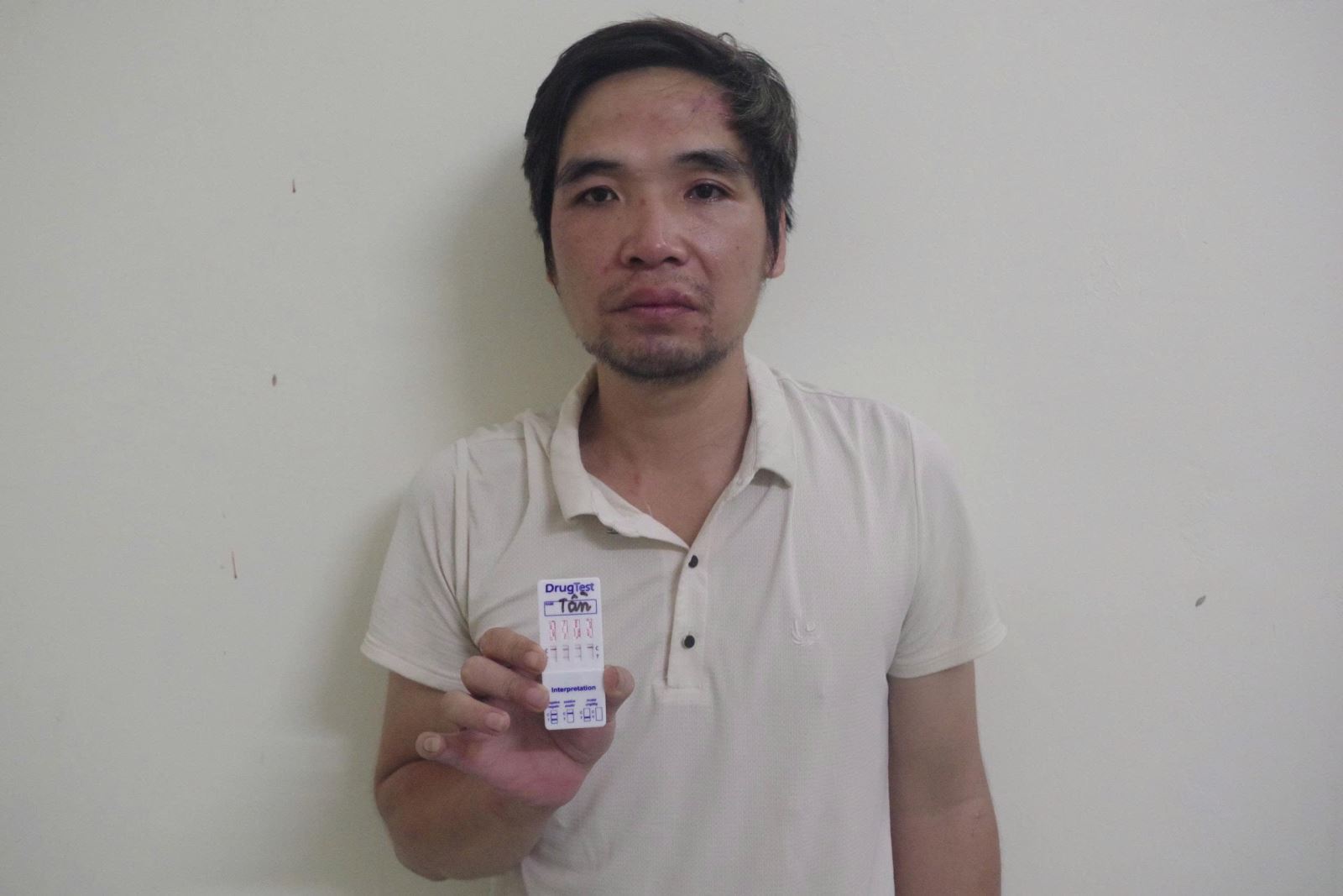   Công an xã Tiên Tiến phát hiện, bắt quả tang đối tượng có hành vi mua bán trái phép chất ma túy