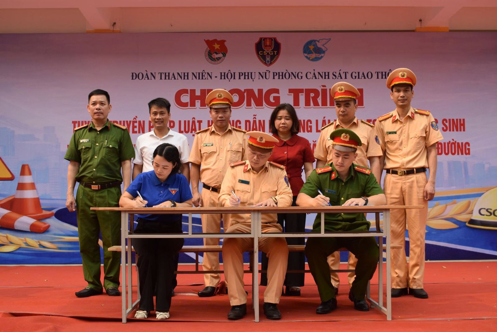 Tuyên truyền pháp luật, hướng dẫn kỹ năng lái xe an toàn và ký kết quy chế phối hợp xây dựng văn hóa giao thông học đường