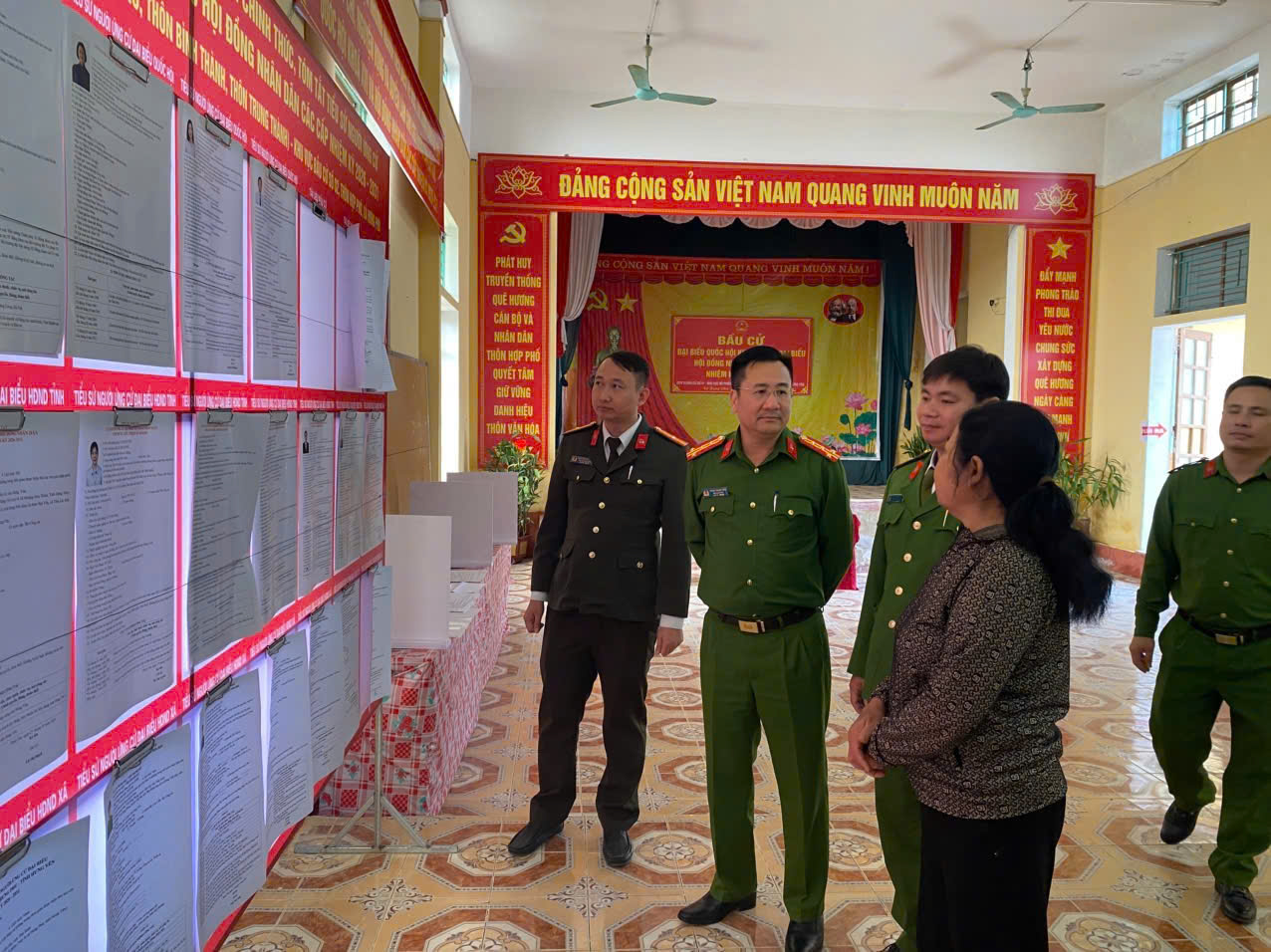 Đồng chí Đại tá Phạm Thanh Tiến - Phó Giám đốc Công an tỉnh kiểm tra công tác chuẩn bị bầu cử tại xã Hưng Phú.