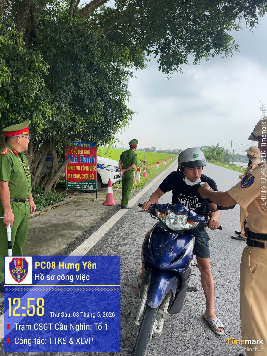 Công an xã Tân Tiến phối hợp Phòng Cảnh sát giao thông tăng cường kiểm tra, kiểm soát đảm bảo ATGT trên địa bàn