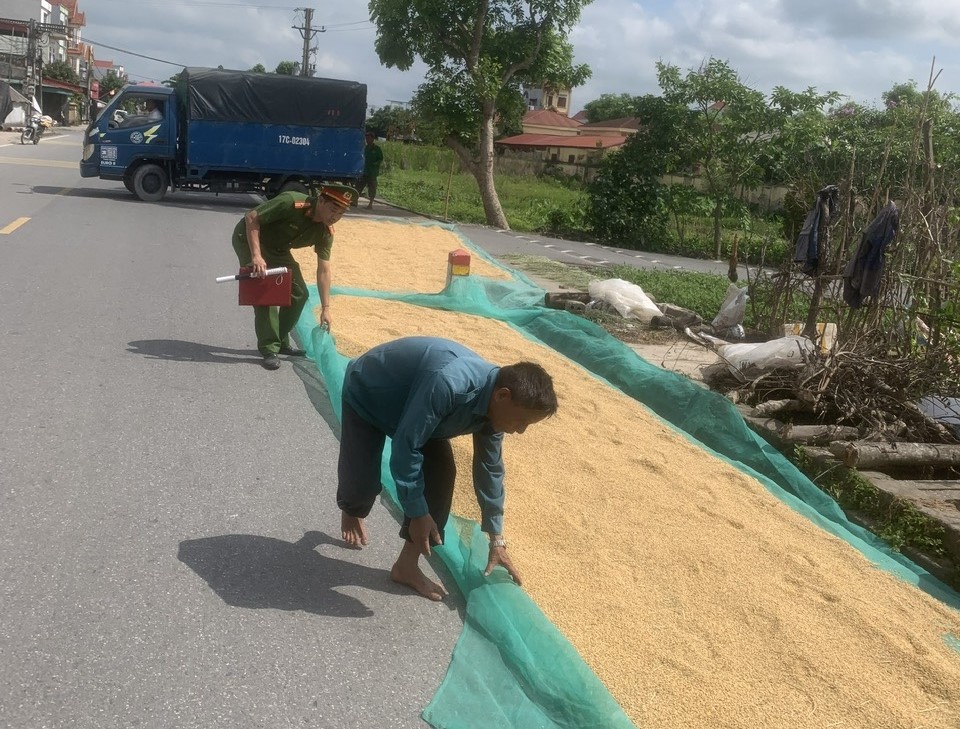 Công an xã Thần Khê tăng cường tuyên truyền, nhắc nhở, ký cam kết không phơi thóc, lúa, rơm rạ trên đường giao thông vụ Chiêm Xuân năm 2026