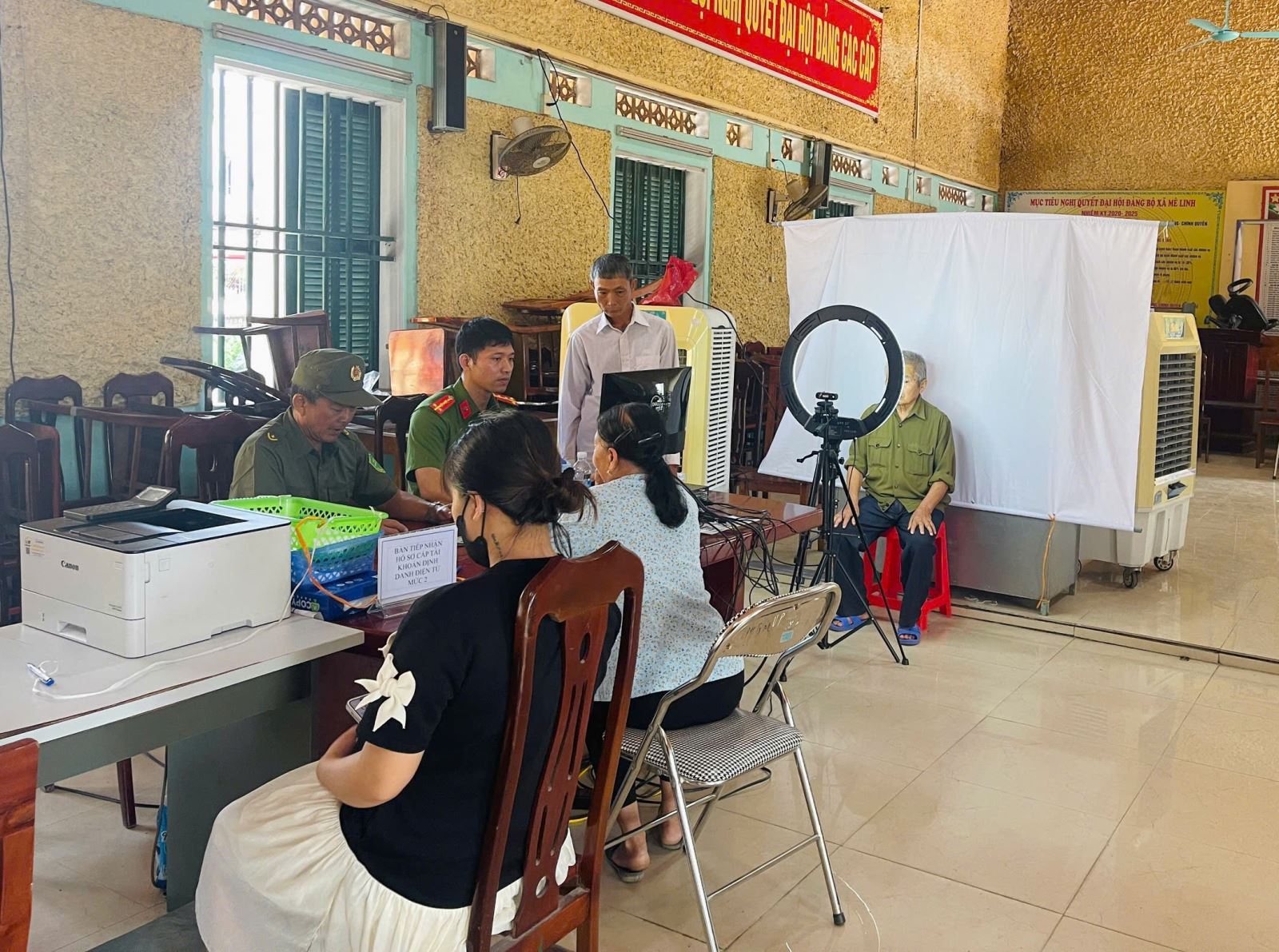 Công an xã Bắc Tiên Hưng tăng cường hỗ trợ người dân đăng ký định danh mức 2
