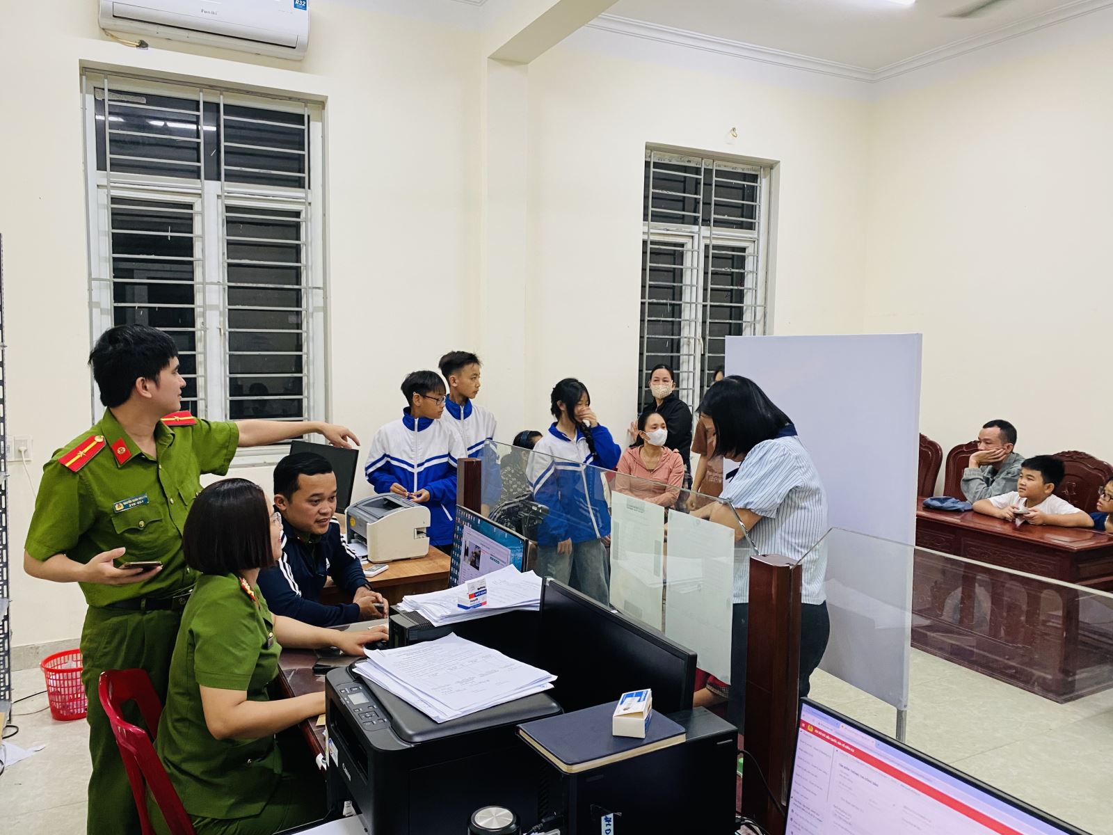 Công an xã Đồng Châu đẩy mạnh tuyên truyền, triển khai cấp thẻ căn cước và tài khoản định danh điện tử mức 2 cho công dân từ 6 đến 14 tuổi.