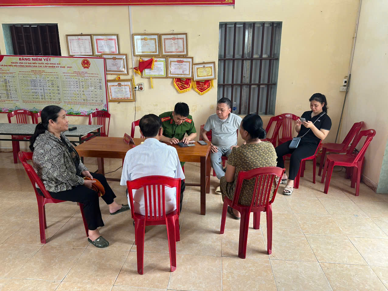 Công an xã Hưng Phú đẩy mạnh tích hợp tài khoản an sinh xã hội trên ứng dụng VNeID