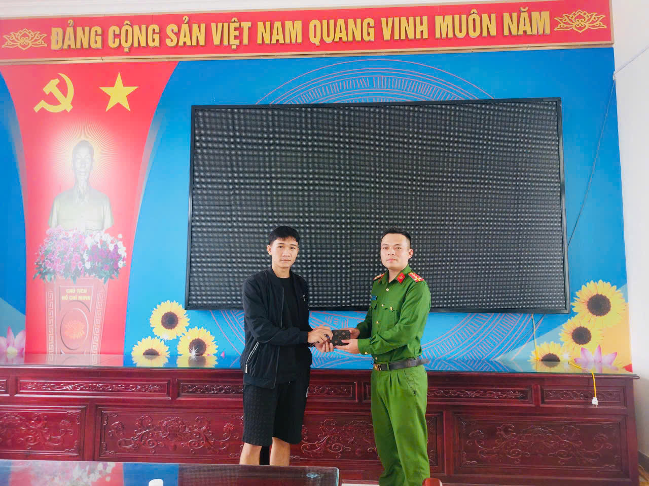 Công an xã Đồng Châu hỗ trợ người dân tìm lại tài sản bị đánh rơi.