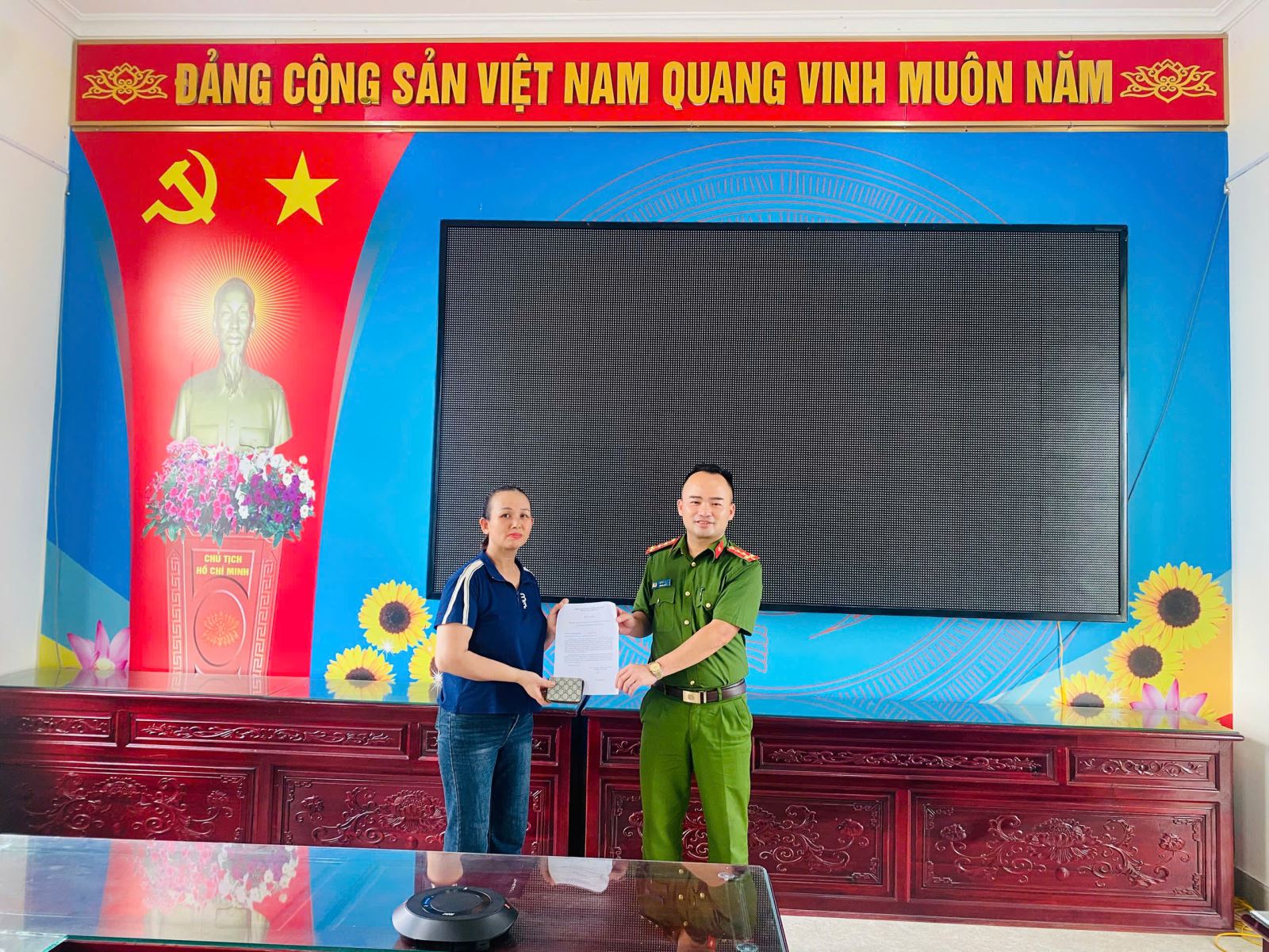 Công an xã Đồng Châu nhanh chóng tìm kiếm, trao trả tài sản đánh rơi cho người dân.