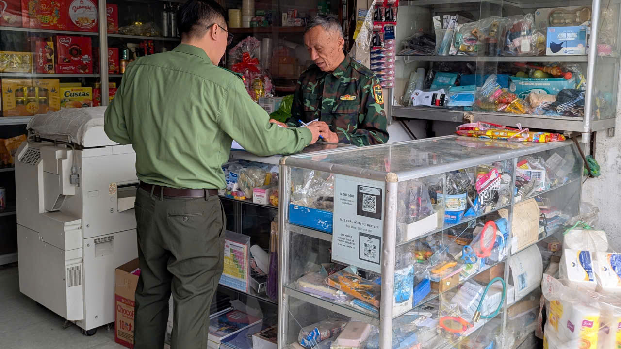 Công an xã Thụy Anh tuyên truyền, ký cam kết với các cơ sở photocopy nhằm bảo đảm an ninh phục vụ bầu cử Hội đồng nhân dân các cấp