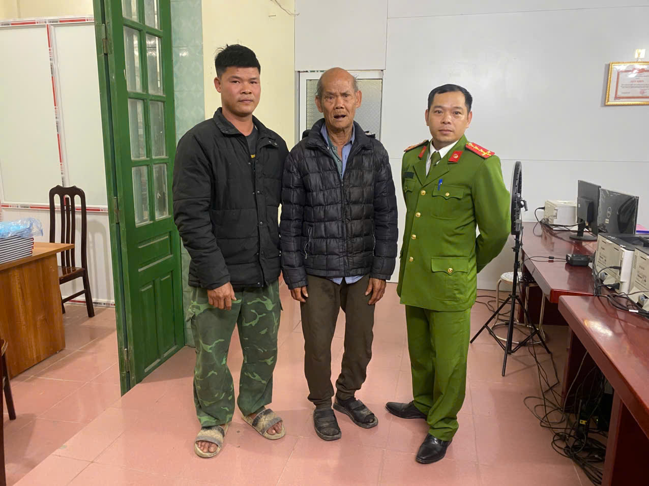 Công an xã Trà Giang kịp thời hỗ trợ người cao tuổi đi lạc  trở về đoàn tụ cùng gia đình