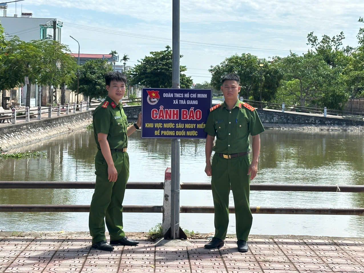 Công an xã Trà Giang phối hợp Đoàn Thanh niên xã rà soát,  cắm biển cảnh báo phòng, chống đuối nước tại các khu vực nguy hiểm