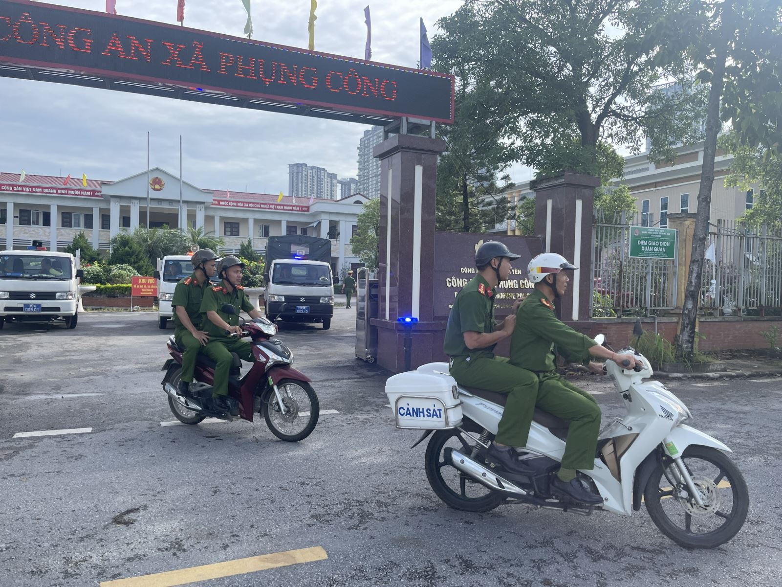 Công an xã Phụng Công ra quân tuyên truyền, xử lý trật tự an toàn giao thông tại các chợ cóc, chợ tạm
