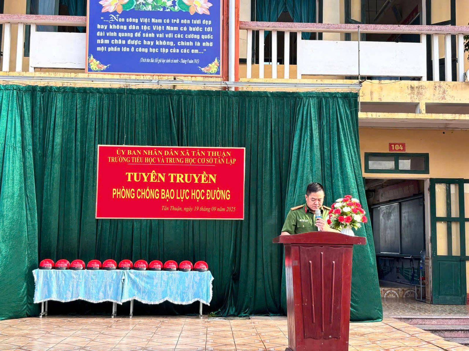 Công an xã Tân Thuận tuyên truyền phòng, chống bạo lực học đường và tệ nạn xã hội trong học sinh