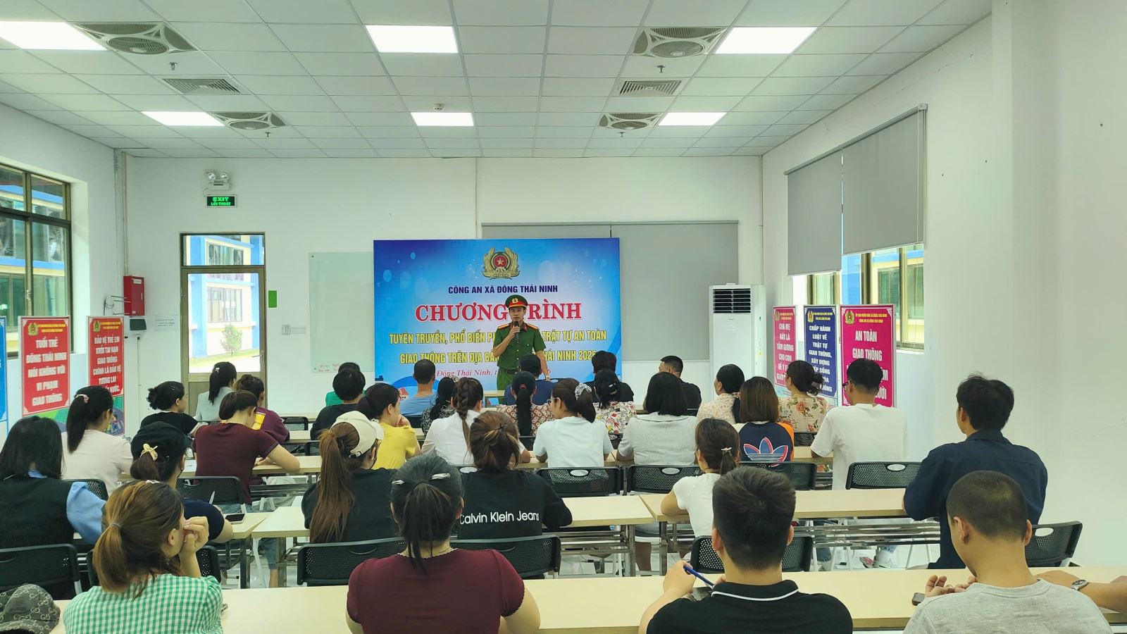 Công an xã Đông Thái Ninh tuyên truyền, phổ biến pháp luật giao thông đường bộ đối với công nhân tại các công ty, doanh nghiệp trên địa bàn xã