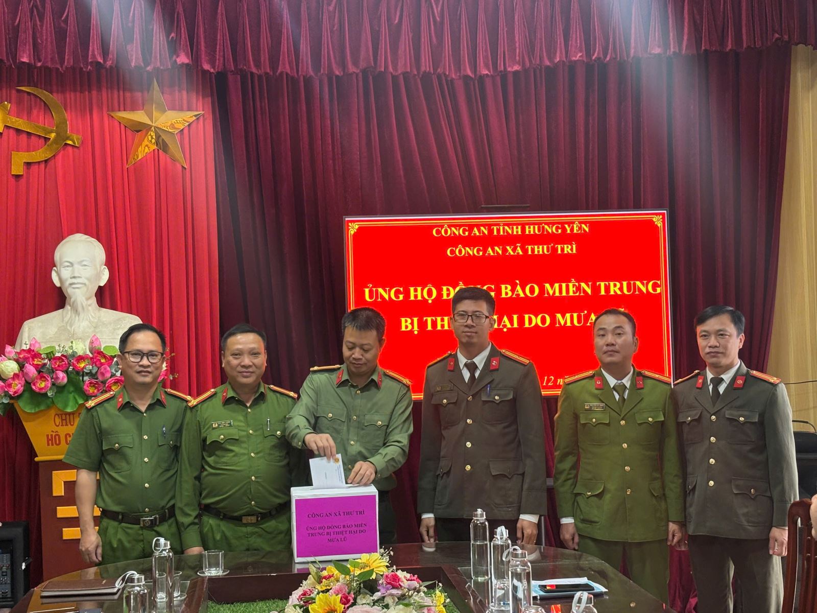 Công an xã Thư Trì: Tích cực tổ chức và hưởng ứng các hoạt động ủng hộ đồng bào miền Trung bị thiệt hại do mưa lũ