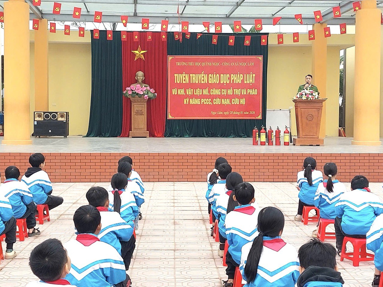 Công an xã Ngọc Lâm: Tuyên truyền kiến thức pháp luật về quản lý, sử dụng vũ khí, vật liệu nổ, công cụ hỗ trợ và pháo; kỹ năng phòng cháy chữa cháy và cứu nạn cứu hộ
