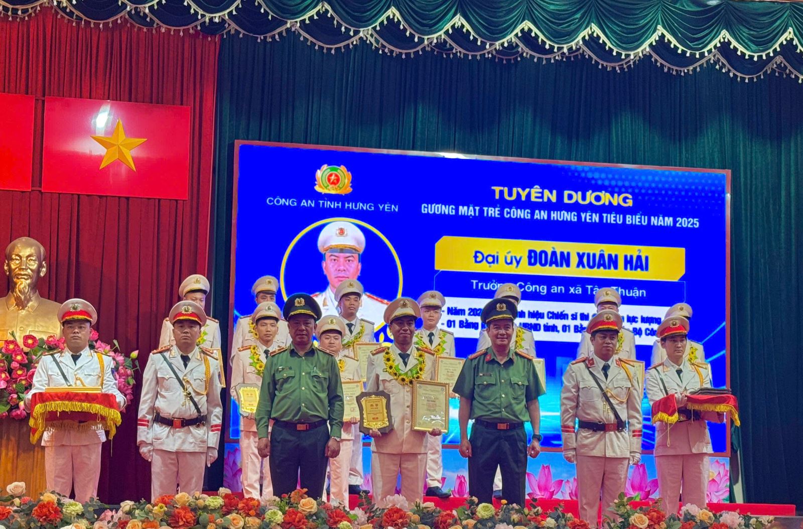 Trưởng Công an xã Tân Thuận vinh dự được tuyên dương “Gương mặt trẻ Công an Hưng Yên tiêu biểu” năm 2025