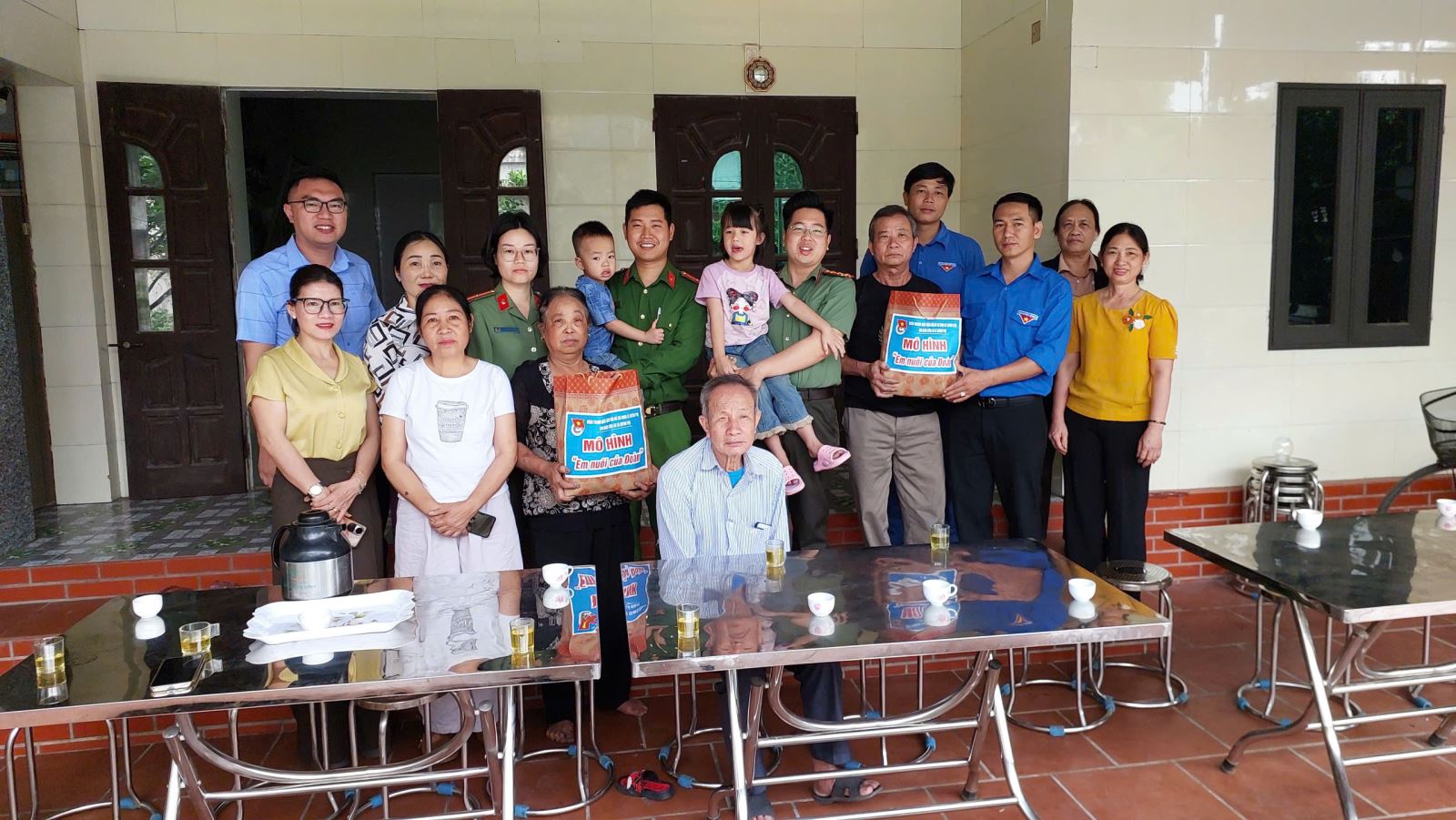 Chi đoàn Công an xã Quỳnh Phụ nhận đỡ đầu học sinh có hoàn cảnh khó khăn theo mô hình “Em nuôi của Đoàn”