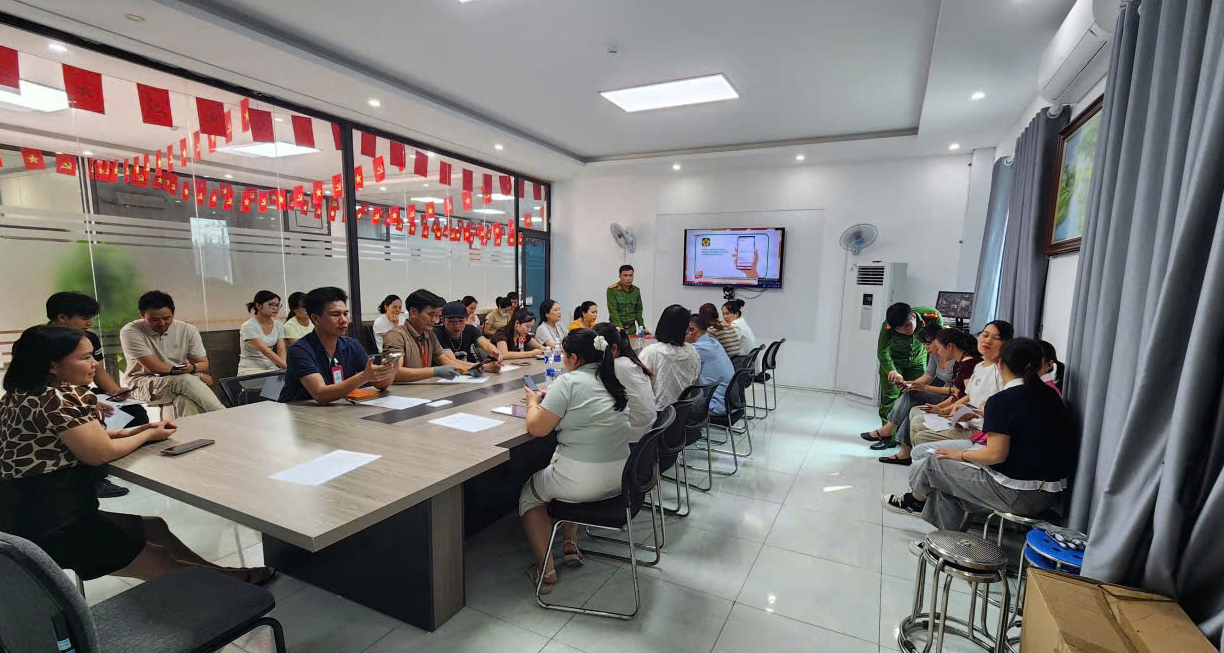 Công an xã A Sào tăng cường tuyên truyền tích hợp tài khoản  an sinh xã hội trên ứng dụng VNeID