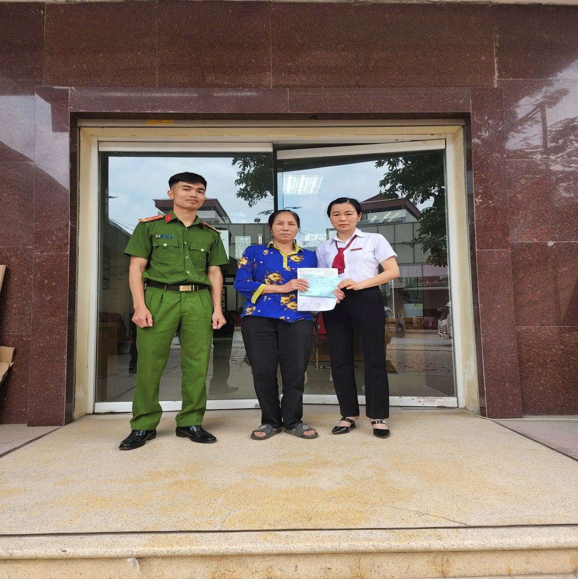 Công an xã Hoàn Long hỗ trợ người dân trả lại tiền cho người lạ chuyển nhầm