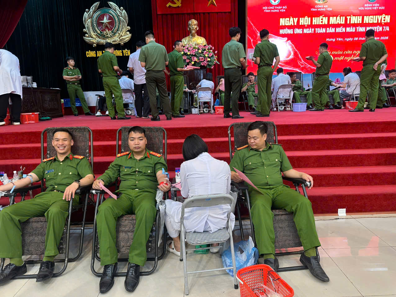 Chi đoàn Công an phường Trà Lý hưởng ứng ngày hội hiến máu tình nguyện do Công an tỉnh tổ chức