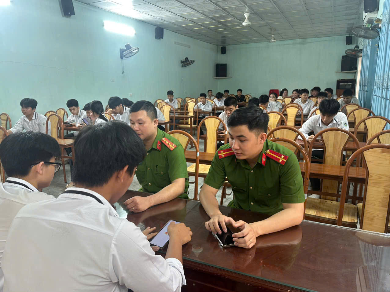 CÔNG AN XÃ LONG HƯNG: HƯỚNG DẪN HỌC SINH CÀI ĐẶT ĐỊNH DANH ĐIỆN TỬ, TÍCH HỢP TÀI KHOẢN AN SINH XÃ HỘI