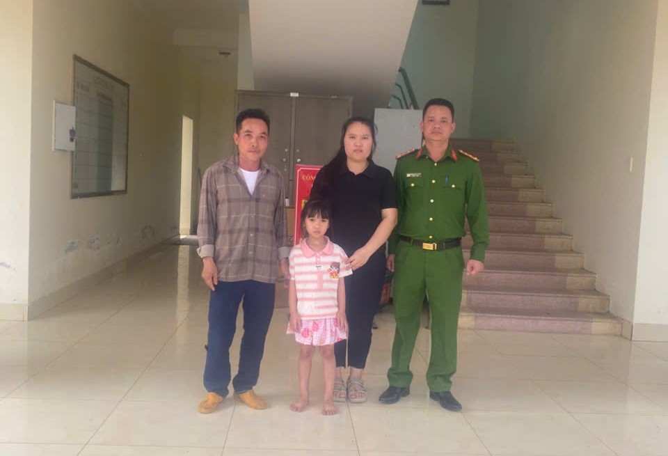 Công an xã A Sào kịp thời hỗ trợ tìm người thân cho cháu bé đi lạc