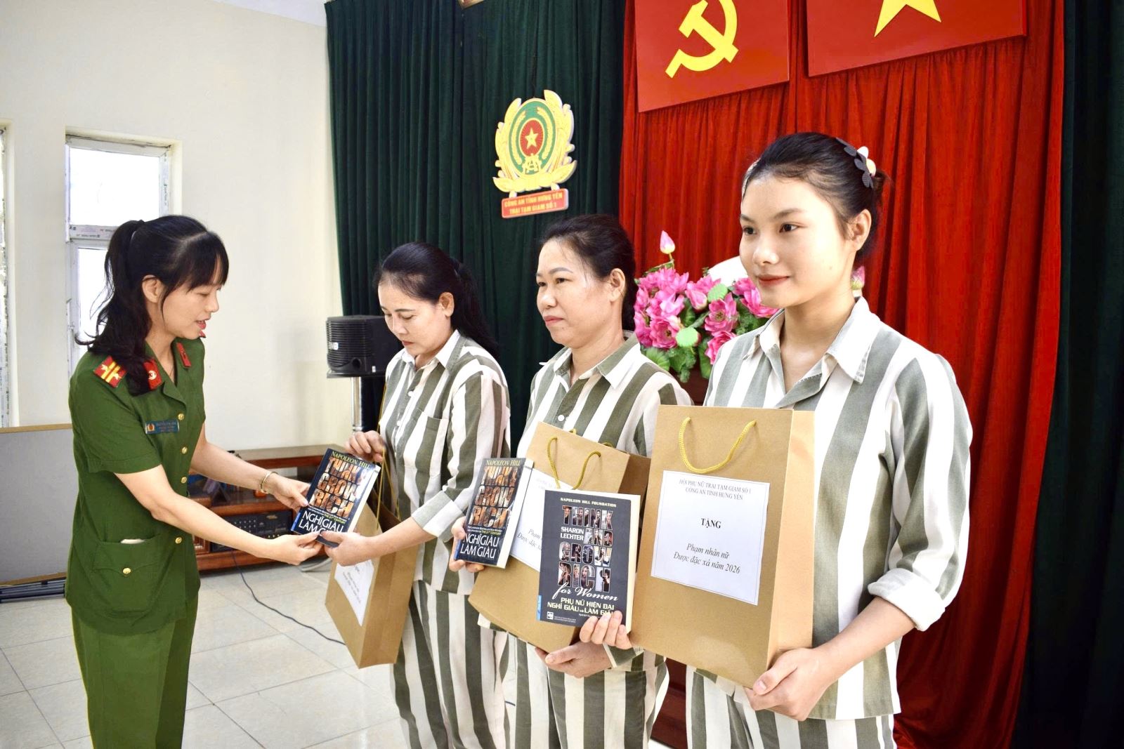Hội Phụ nữ Trại tạm giam số 1 tặng quà cho nữ phạm nhân được đặc xá năm 2026 