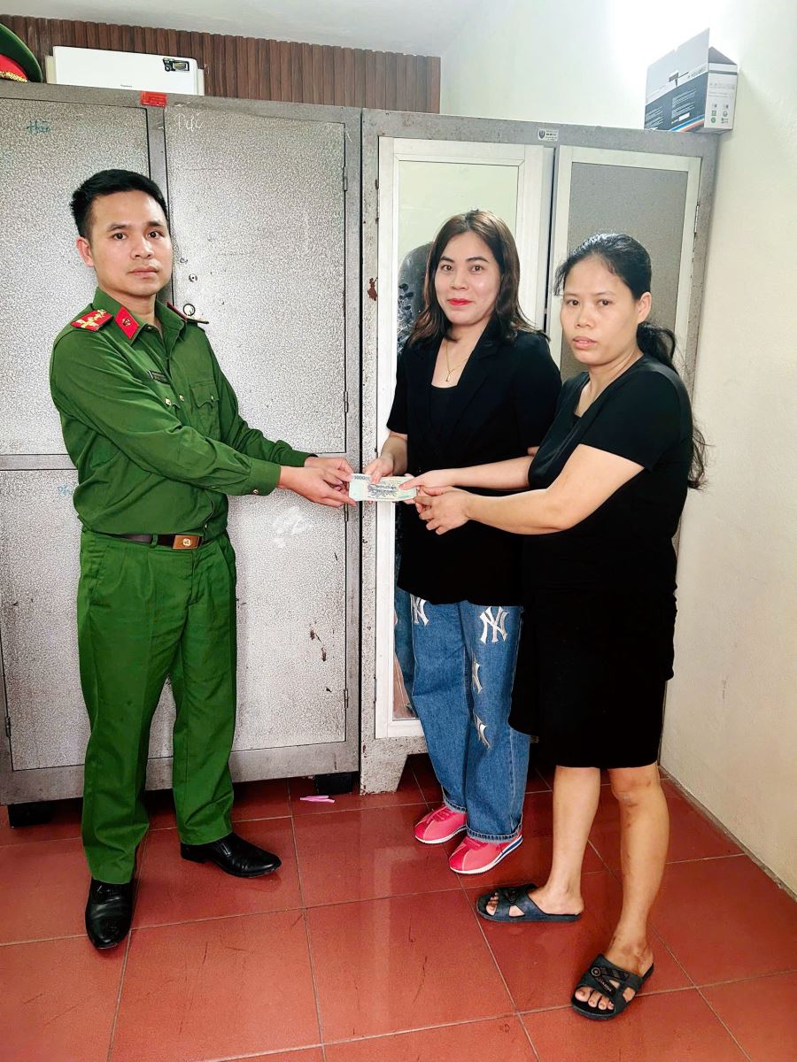 Công an xã Đông Hưng hỗ trợ xác minh, giúp chuyển lại hơn 30 triệu đồng cho người chuyển khoản nhầm