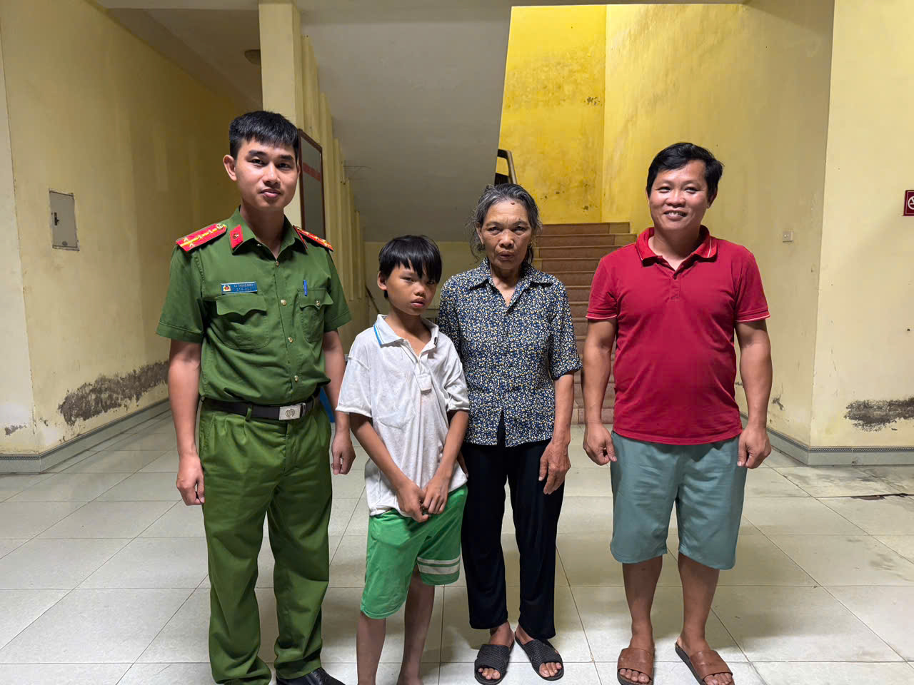 Công an xã Diên Hà phối hợp rà soát, xác minh, tìm kiếm và bàn giao an toàn cháu bé bỏ nhà đi cho gia đình