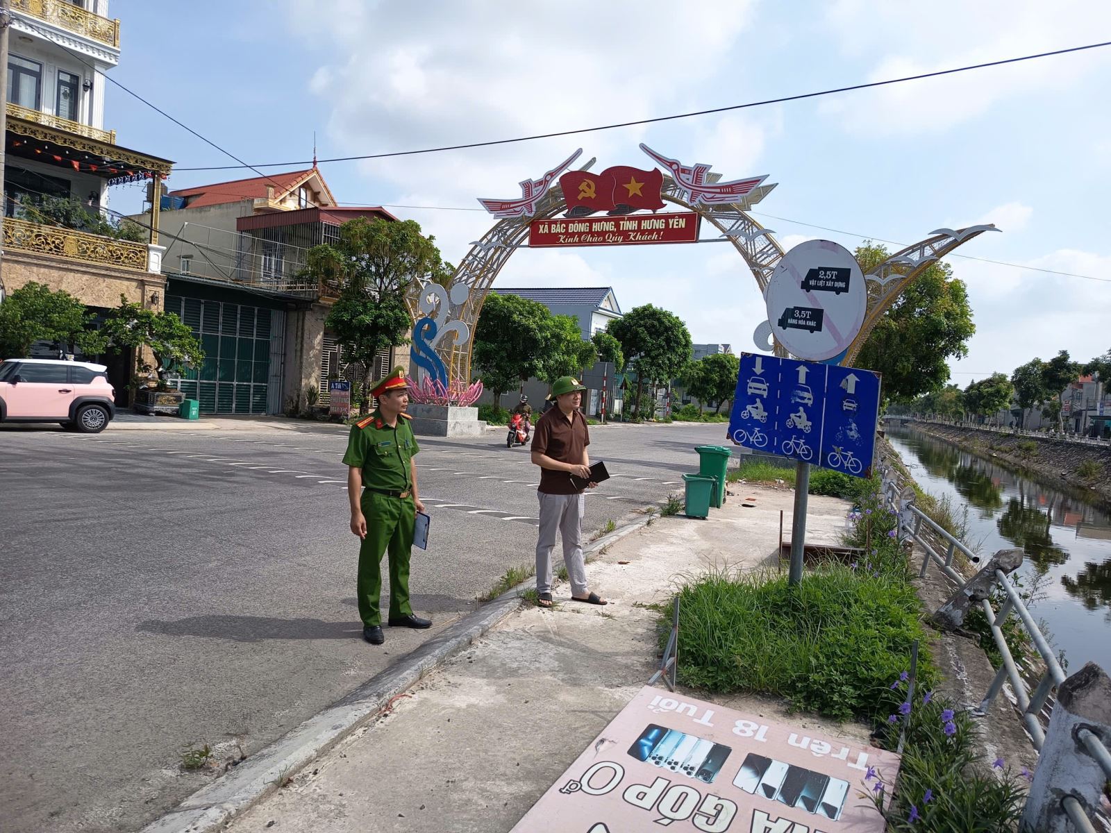 Công an xã Bắc Đông Hưng phối hợp phòng kinh tế hạ tầng rà soát, cắm biển cảnh báo giao thông trên địa bàn